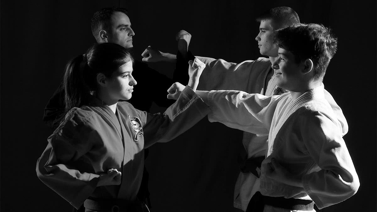 Copii în kimono exersând o tehnică de proiecție